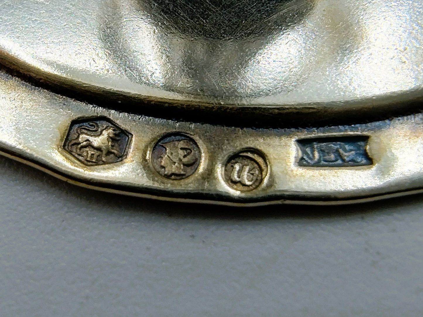Zilveren miniatuur dame met pan, J. Weeda, Haarlem, 1981