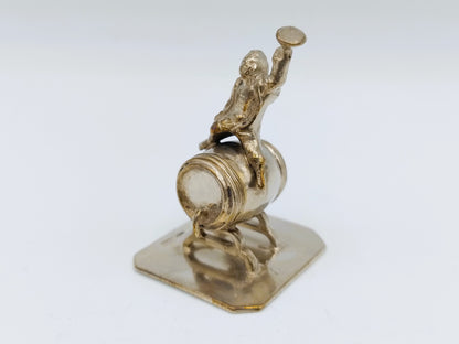 Zilveren miniatuur Bacchus op wijnvat, J.S. Zwanenburg & Zn, Sneek, 19e eeuws