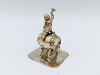 Zilveren miniatuur Bacchus op wijnvat, J.S. Zwanenburg & Zn, Sneek, 19e eeuws