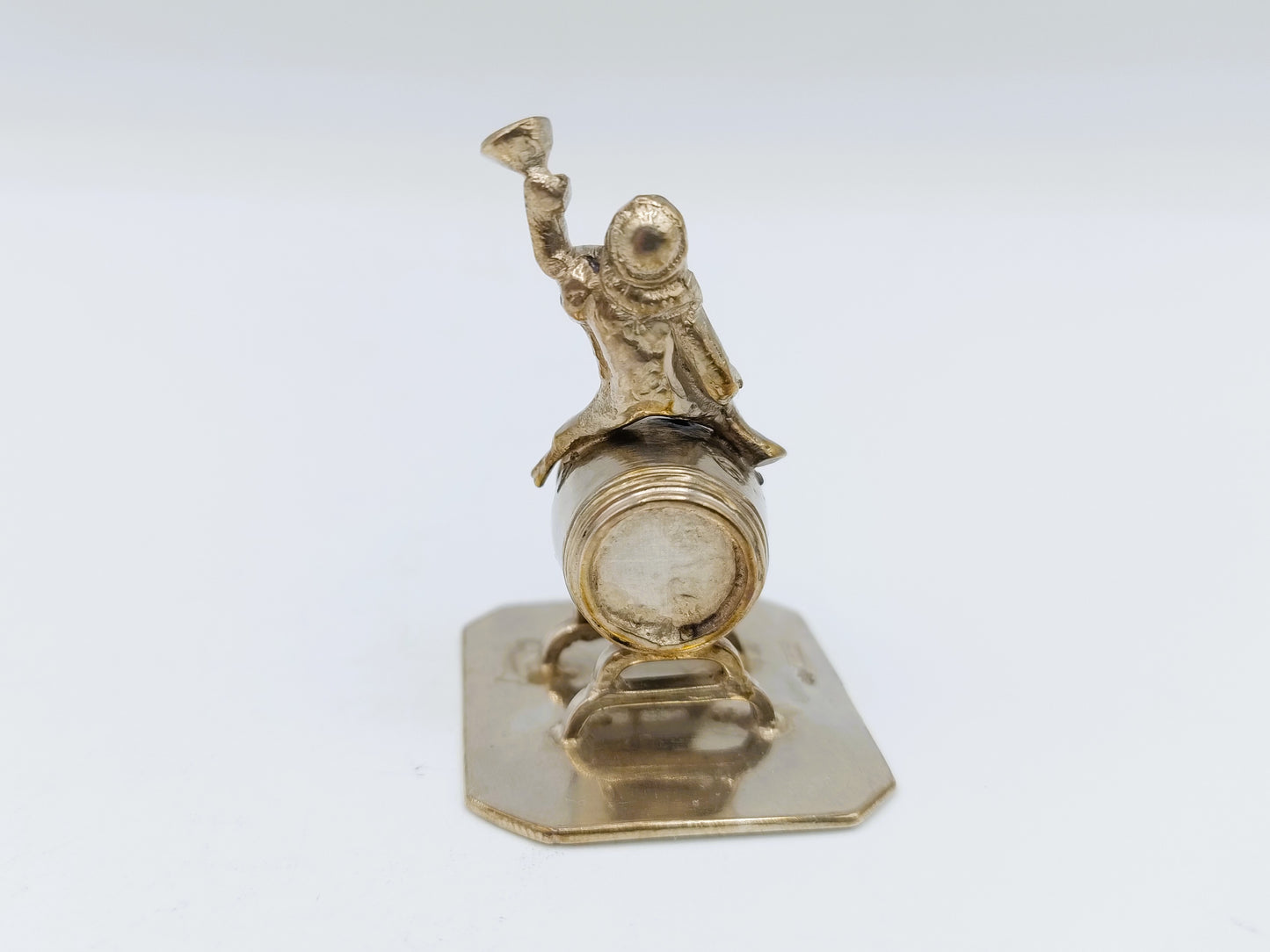 Zilveren miniatuur Bacchus op wijnvat, J.S. Zwanenburg & Zn, Sneek, 19e eeuws