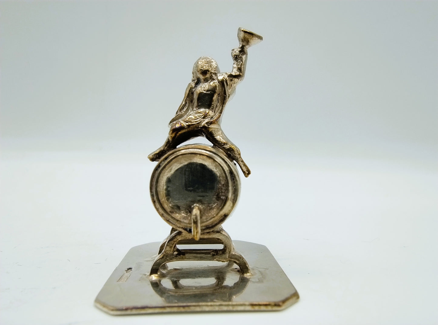 Zilveren miniatuur Bacchus op wijnvat, J.S. Zwanenburg & Zn, Sneek, 19e eeuws