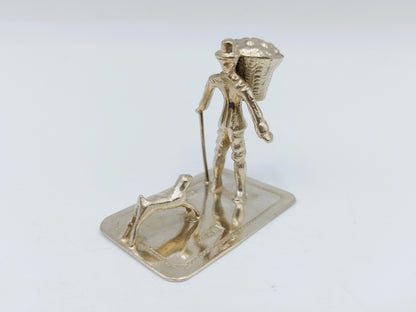 Zilveren miniatuur man met hond,  19e eeuws
