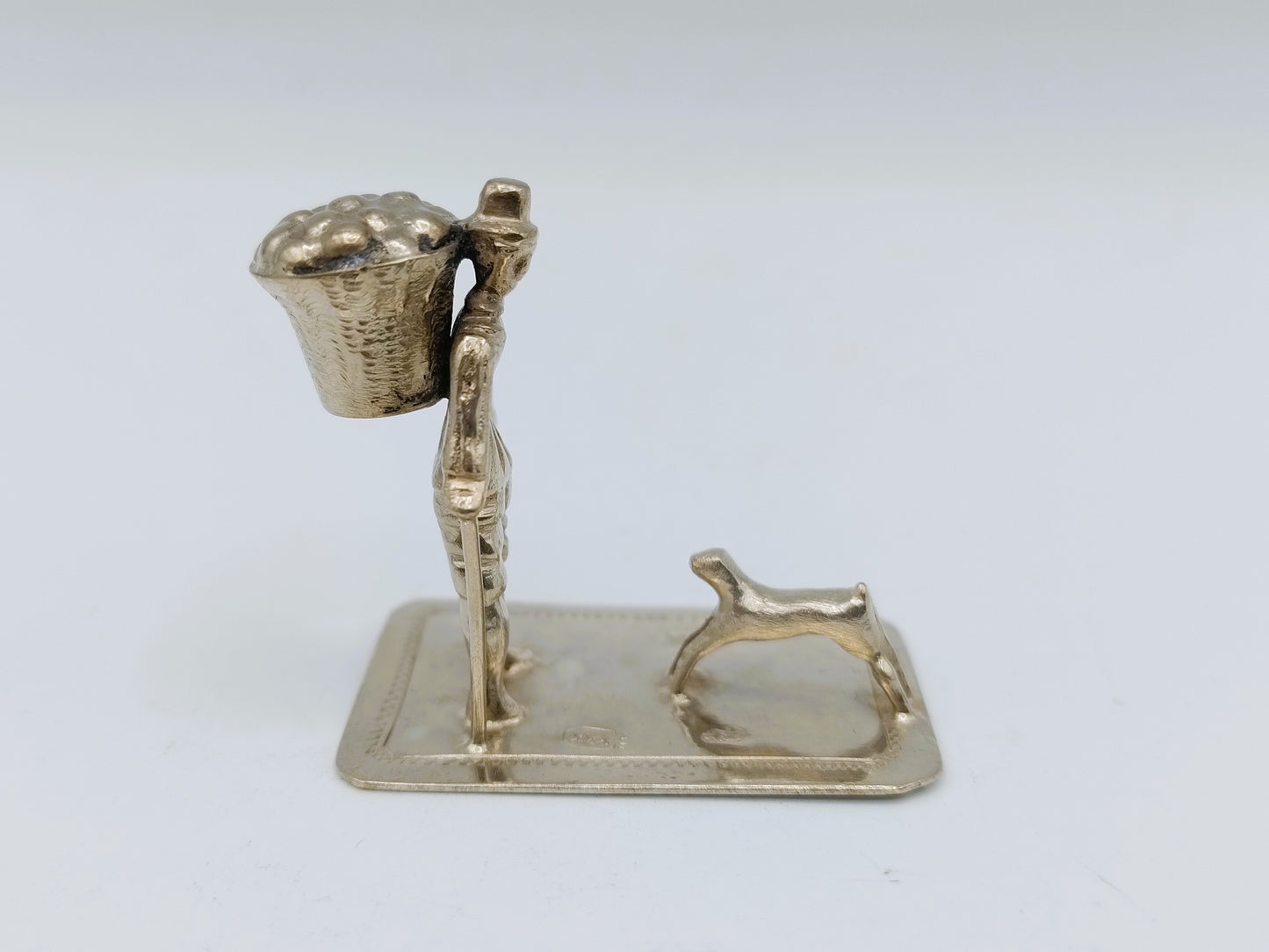 Zilveren miniatuur man met hond,  19e eeuws