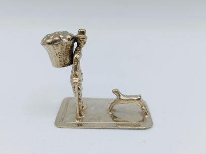 Zilveren miniatuur man met hond,  19e eeuws