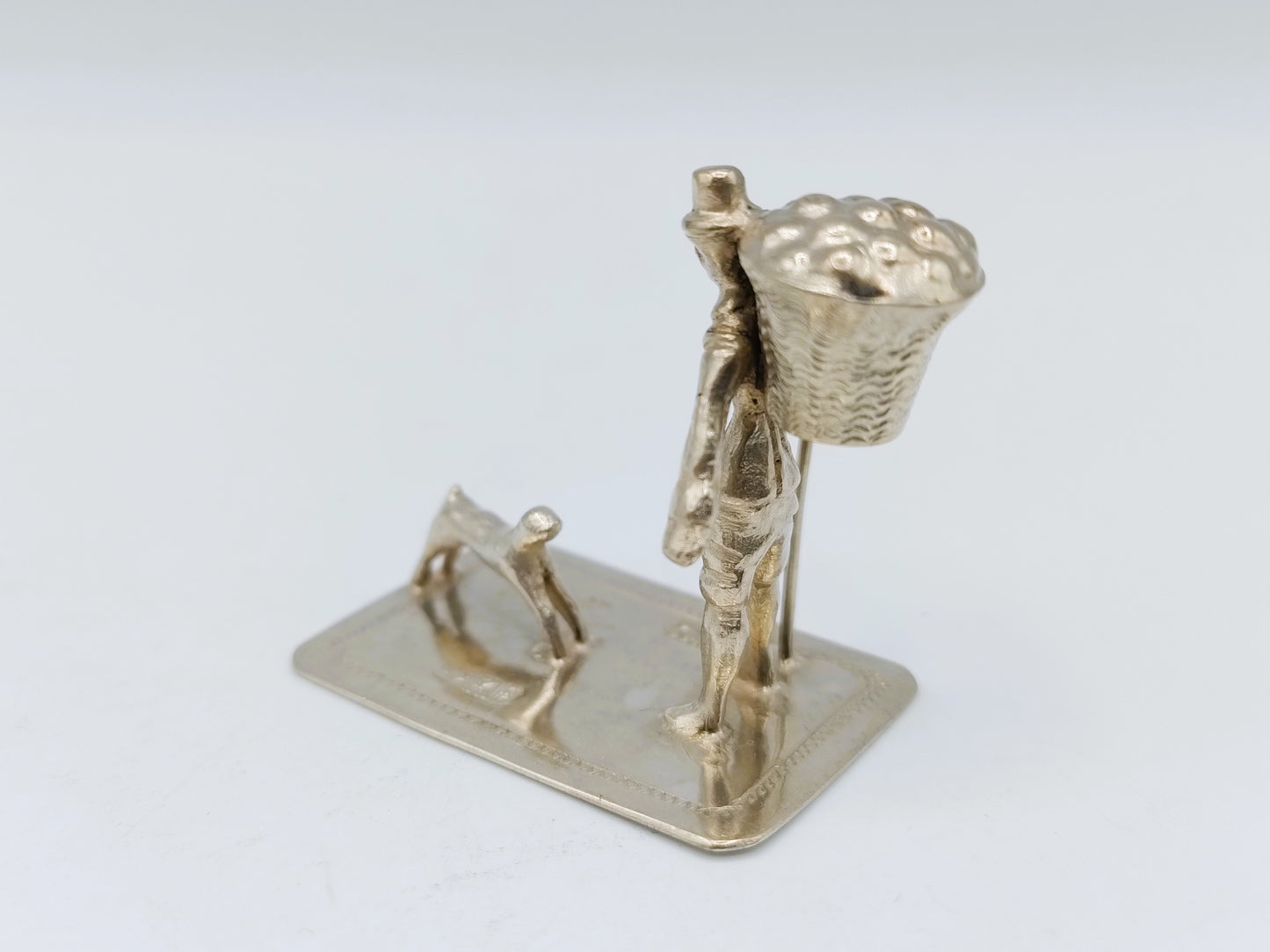 Zilveren miniatuur man met hond,  19e eeuws
