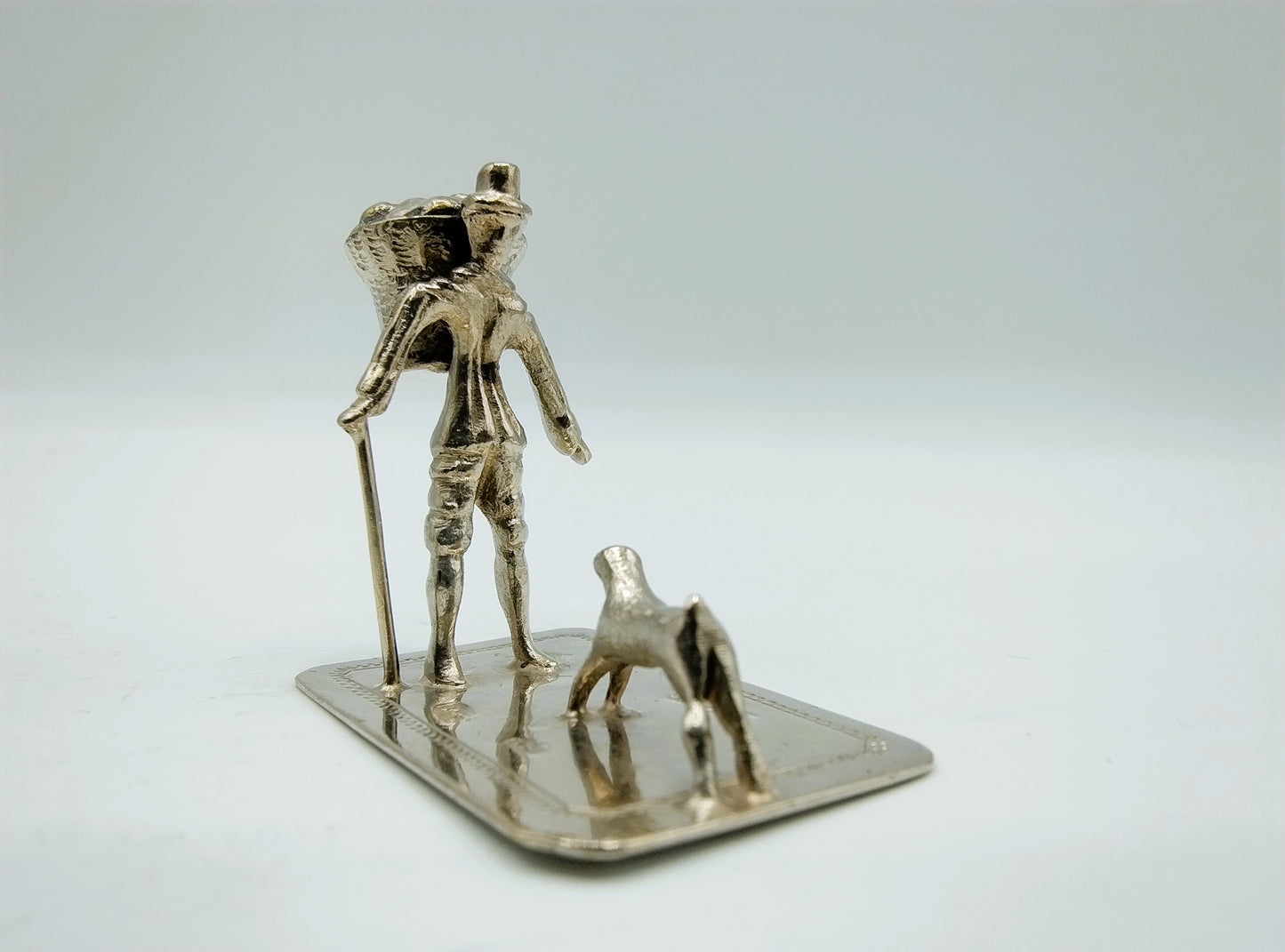 Zilveren miniatuur man met hond,  19e eeuws