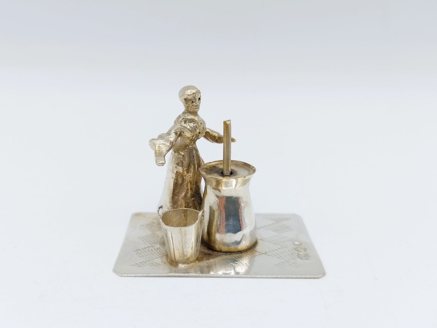 Zilveren miniatuur, karnende vrouw, B. Verhoogt, Hoorn, 1922