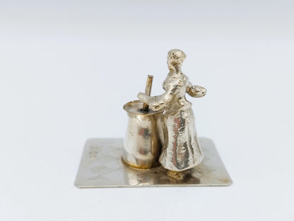 Zilveren miniatuur, karnende vrouw, B. Verhoogt, Hoorn, 1922