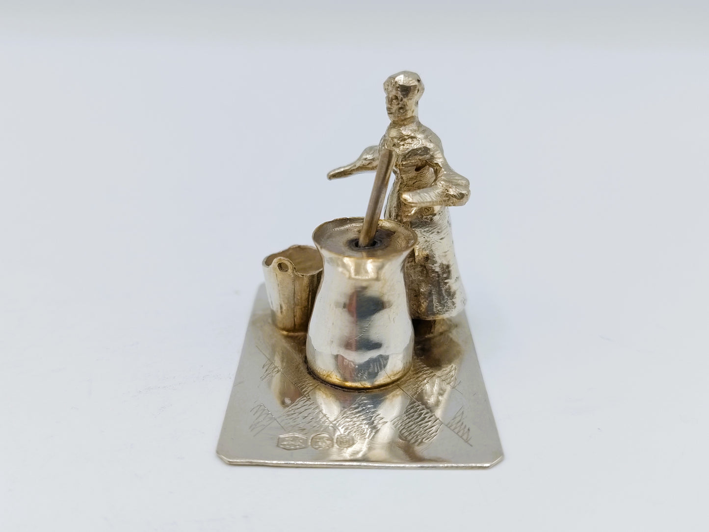 Zilveren miniatuur, karnende vrouw, B. Verhoogt, Hoorn, 1922