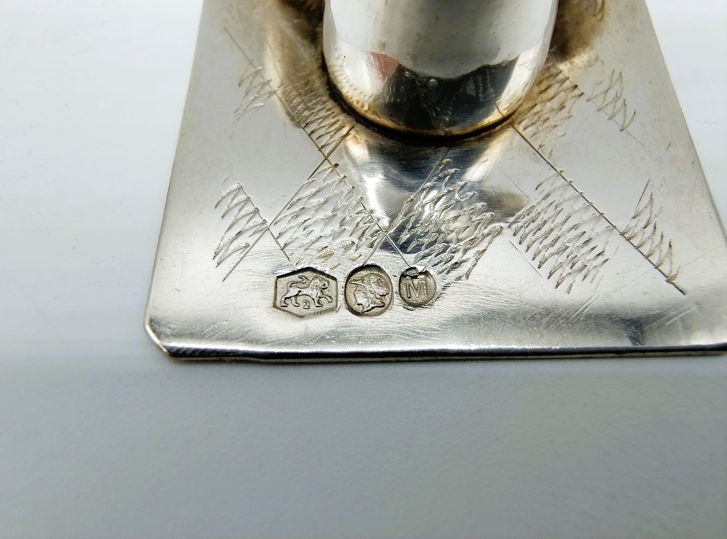 Zilveren miniatuur, karnende vrouw, B. Verhoogt, Hoorn, 1922