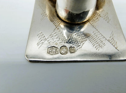 Zilveren miniatuur, karnende vrouw, B. Verhoogt, Hoorn, 1922