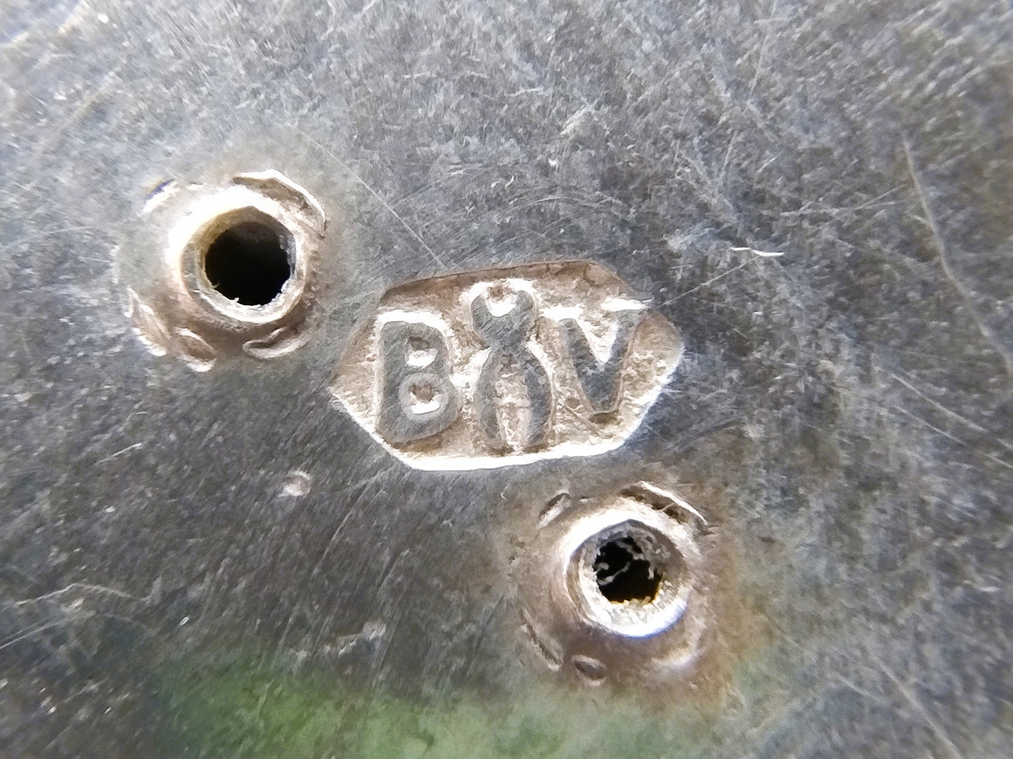 Zilveren miniatuur, karnende vrouw, B. Verhoogt, Hoorn, 1922