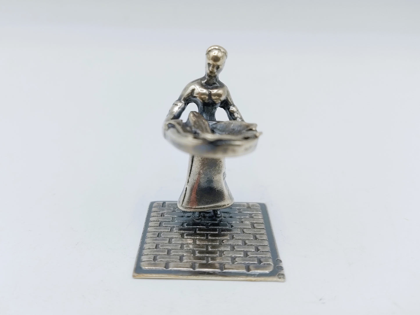 Zilveren miniatuur vrouw met vismand, J. Weeda, Haarlem, 1982