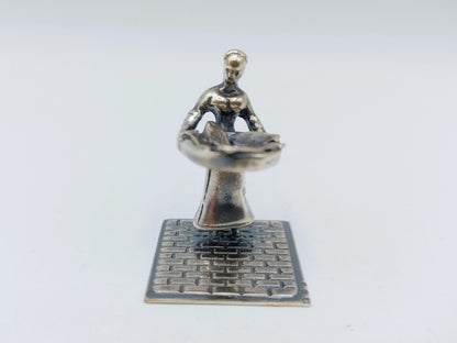Zilveren miniatuur vrouw met vismand, J. Weeda, Haarlem, 1982