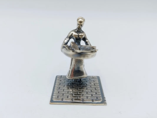 Zilveren miniatuur vrouw met vismand, J. Weeda, Haarlem, 1982
