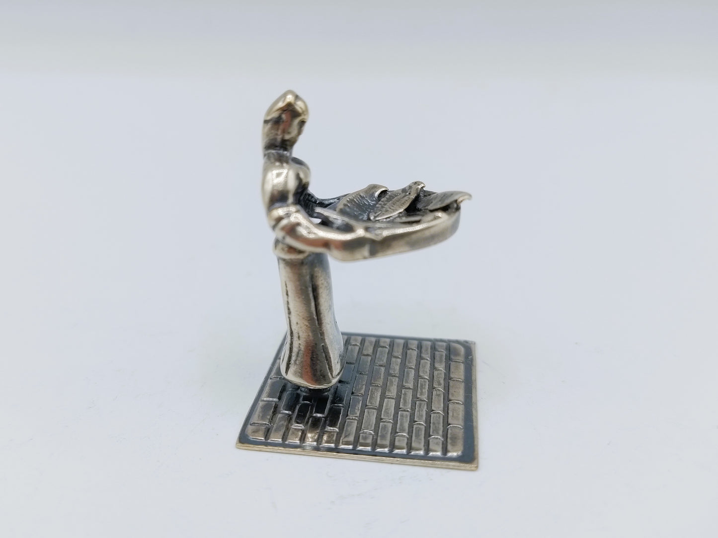 Zilveren miniatuur vrouw met vismand, J. Weeda, Haarlem, 1982