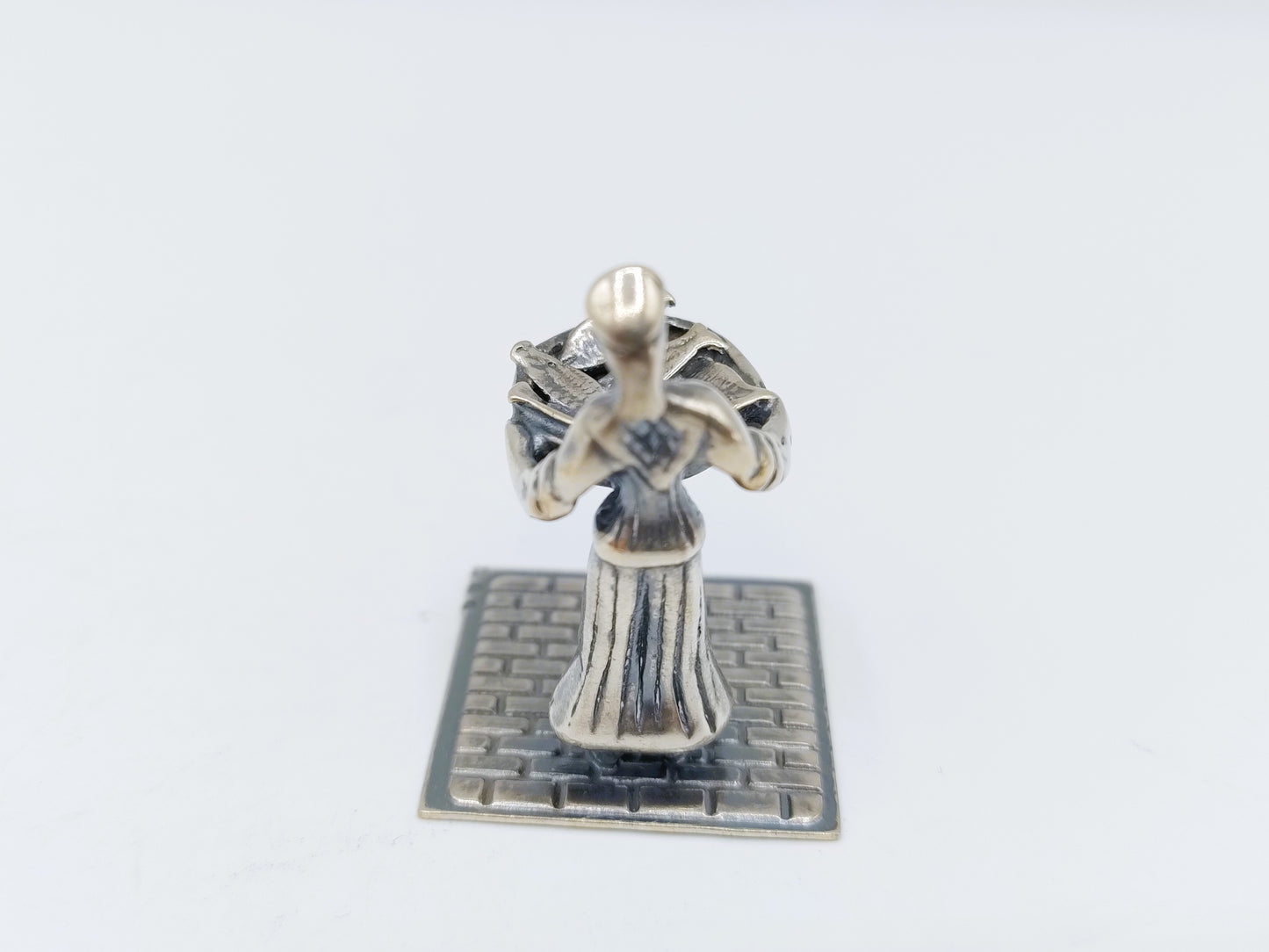 Zilveren miniatuur vrouw met vismand, J. Weeda, Haarlem, 1982
