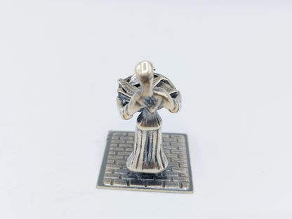 Zilveren miniatuur vrouw met vismand, J. Weeda, Haarlem, 1982