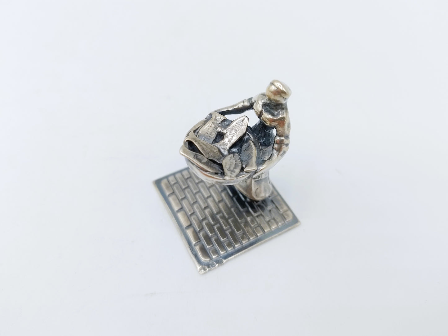 Zilveren miniatuur vrouw met vismand, J. Weeda, Haarlem, 1982
