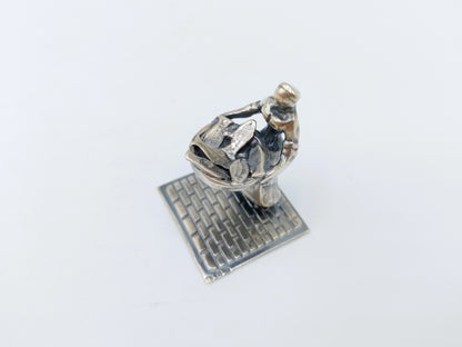 Zilveren miniatuur vrouw met vismand, J. Weeda, Haarlem, 1982