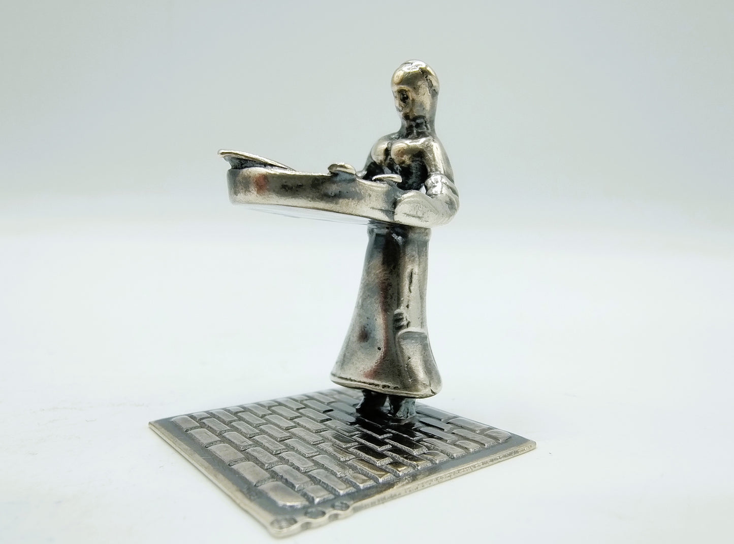 Zilveren miniatuur vrouw met vismand, J. Weeda, Haarlem, 1982
