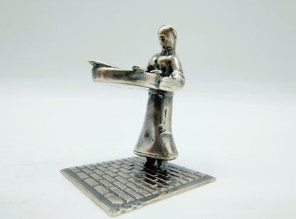 Zilveren miniatuur vrouw met vismand, J. Weeda, Haarlem, 1982