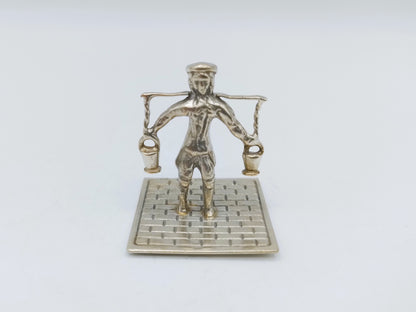 Zilveren miniatuur man met juk, C.A. Stout, Rotterdam, 1978