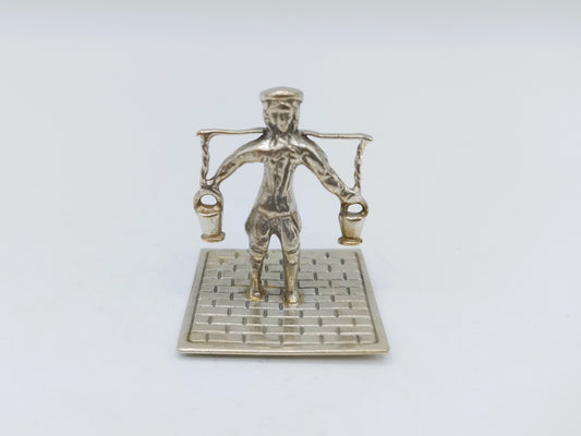Zilveren miniatuur man met juk, C.A. Stout, Rotterdam, 1978