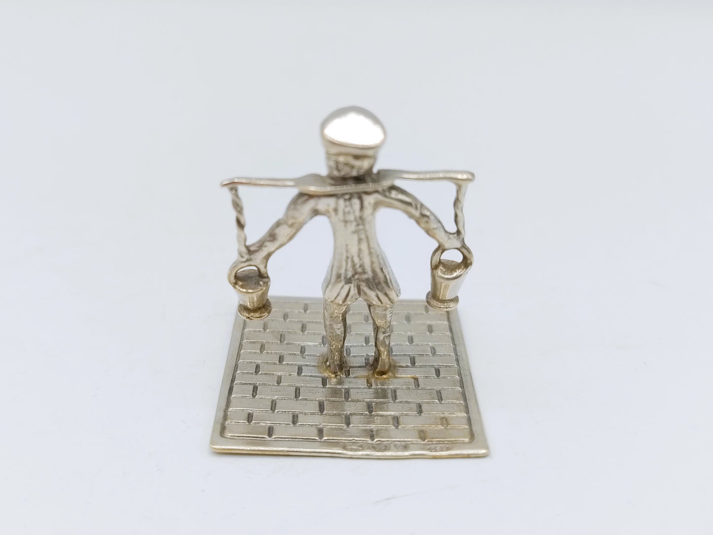 Zilveren miniatuur man met juk, C.A. Stout, Rotterdam, 1978