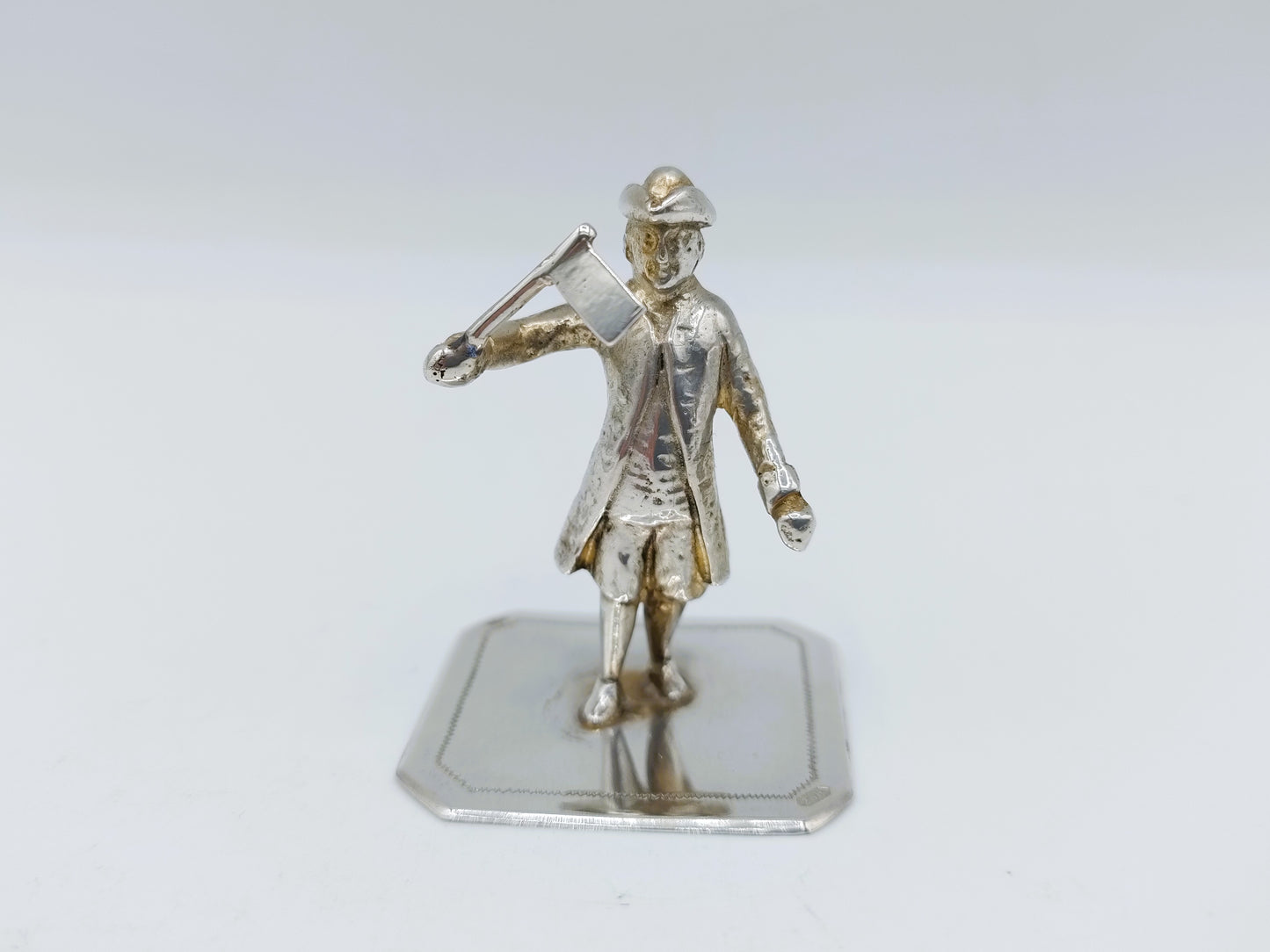 Zilveren miniatuur, man met vlag, A.J.H. de Ruijter, Amsterdam, ca. 1900