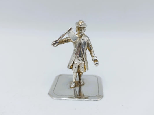 Zilveren miniatuur, man met vlag, A.J.H. de Ruijter, Amsterdam, ca. 1900