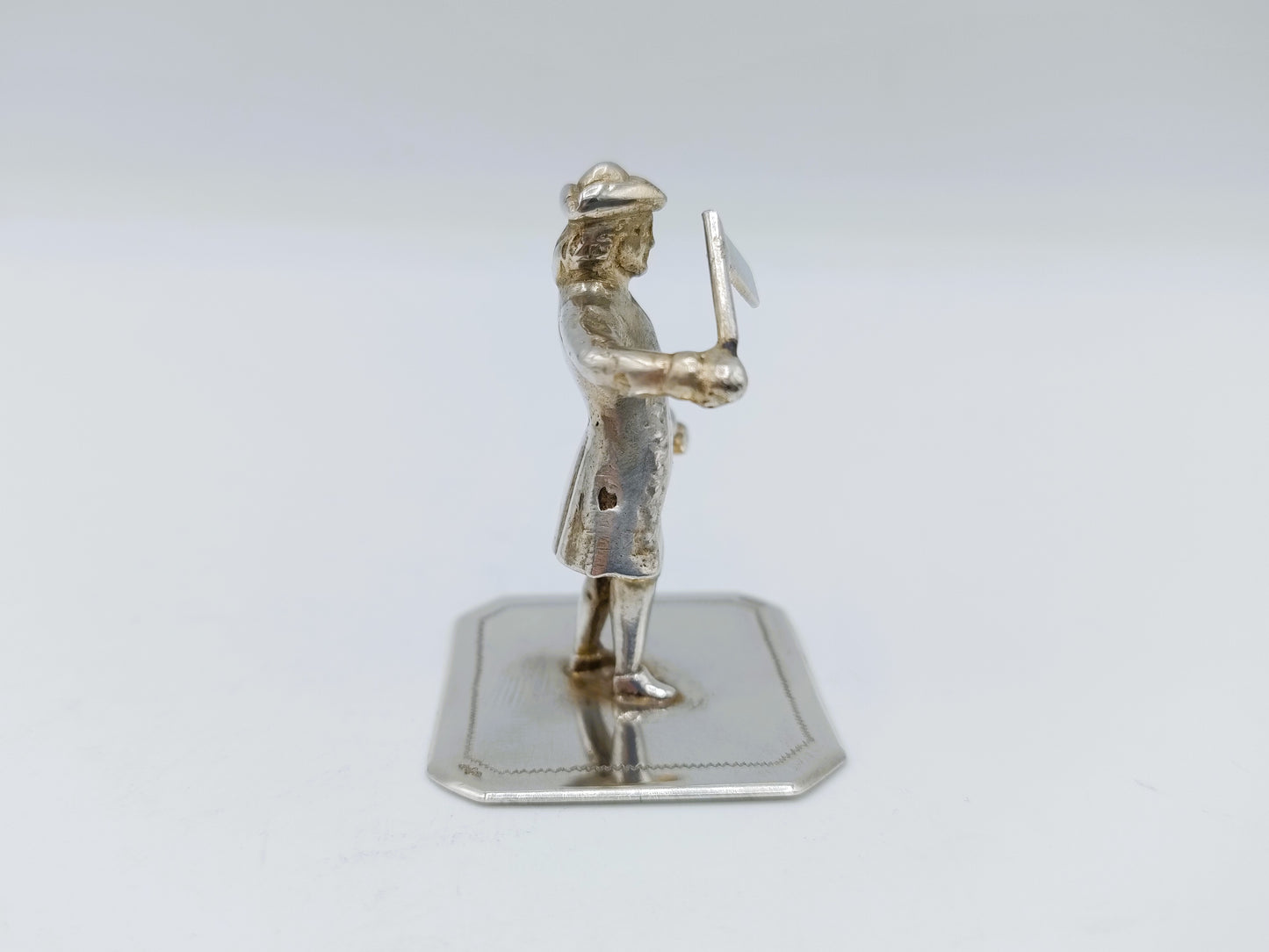 Zilveren miniatuur, man met vlag, A.J.H. de Ruijter, Amsterdam, ca. 1900