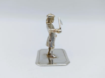 Zilveren miniatuur, man met vlag, A.J.H. de Ruijter, Amsterdam, ca. 1900