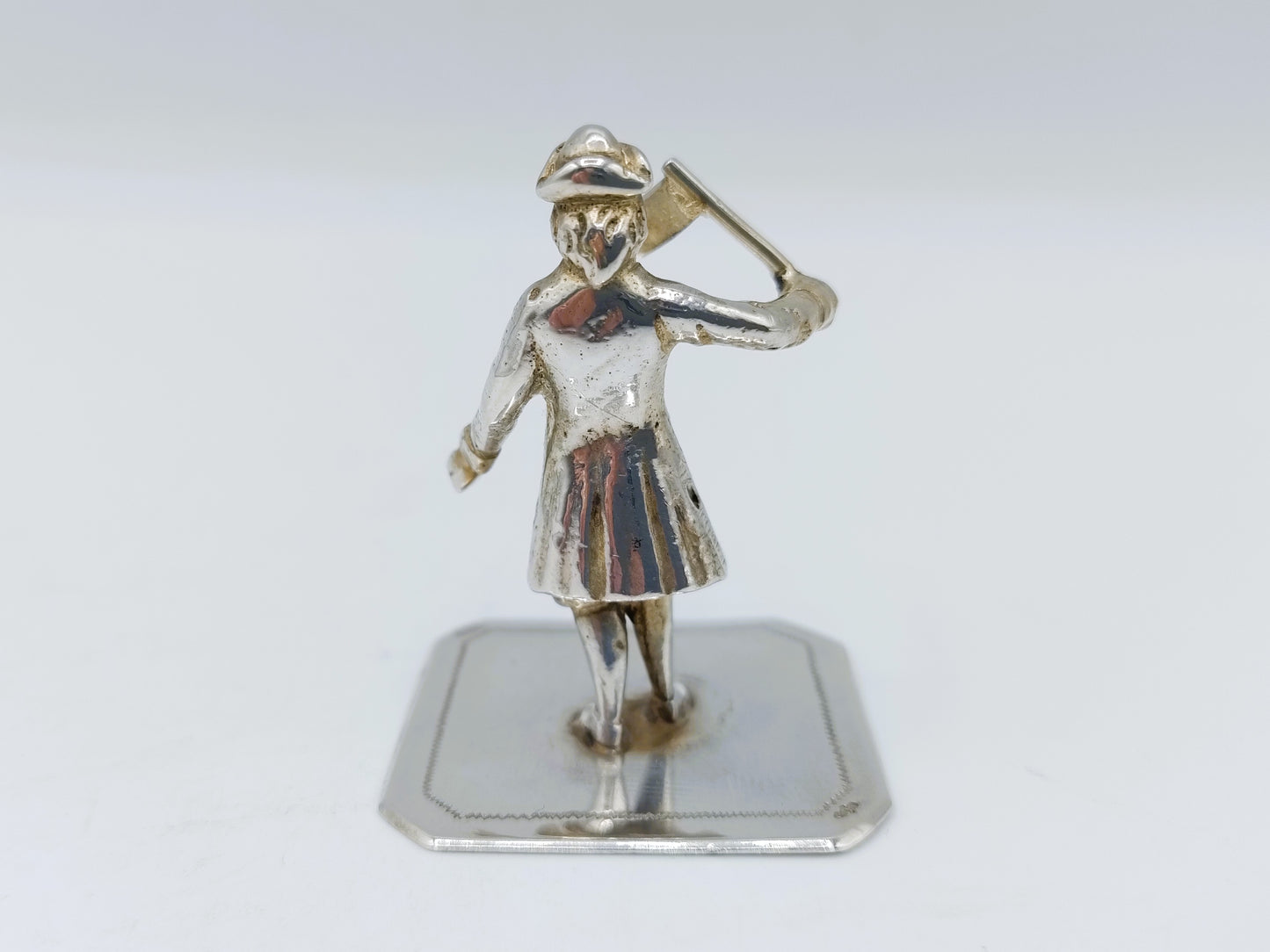 Zilveren miniatuur, man met vlag, A.J.H. de Ruijter, Amsterdam, ca. 1900
