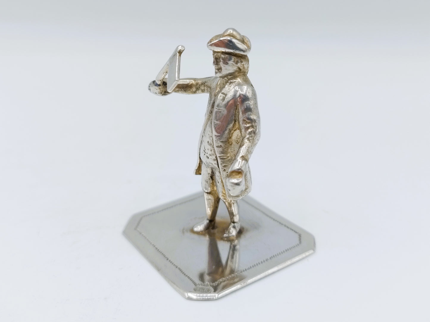 Zilveren miniatuur, man met vlag, A.J.H. de Ruijter, Amsterdam, ca. 1900