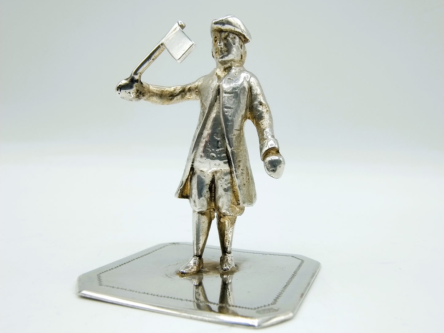 Zilveren miniatuur, man met vlag, A.J.H. de Ruijter, Amsterdam, ca. 1900