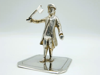 Zilveren miniatuur, man met vlag, A.J.H. de Ruijter, Amsterdam, ca. 1900