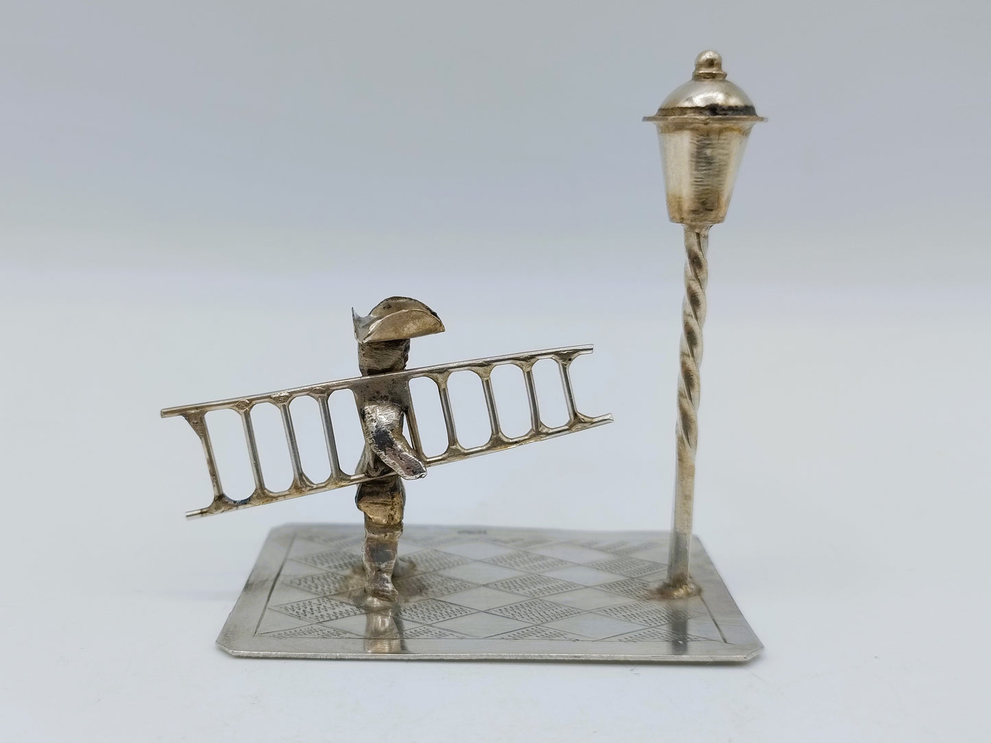 Zilveren miniatuur, lantaarnopsteker, B. Verhoogt, Hoorn, ca. 1930