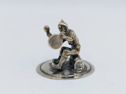 Zilveren miniatuur man met gong J. Weeda, Haarlem, 1981