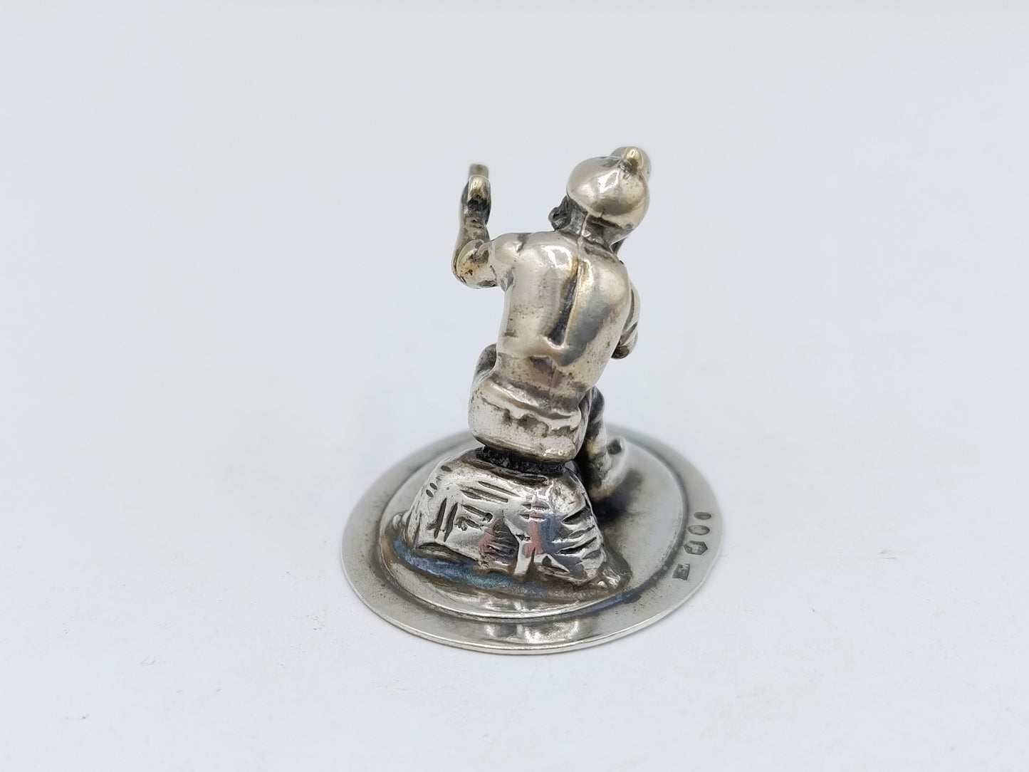 Zilveren miniatuur man met gong J. Weeda, Haarlem, 1981