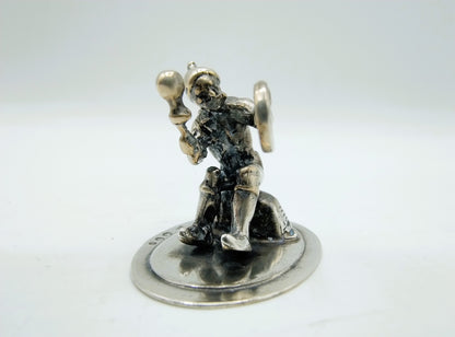 Zilveren miniatuur man met gong J. Weeda, Haarlem, 1981