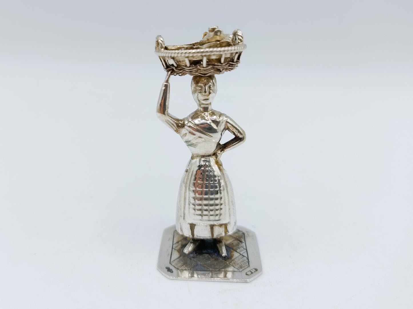 Zilveren miniatuur vrouw met mand, J. Held, Amsterdam, ca. 1870