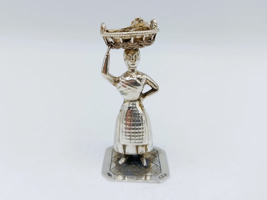 Zilveren miniatuur vrouw met mand, J. Held, Amsterdam, ca. 1870