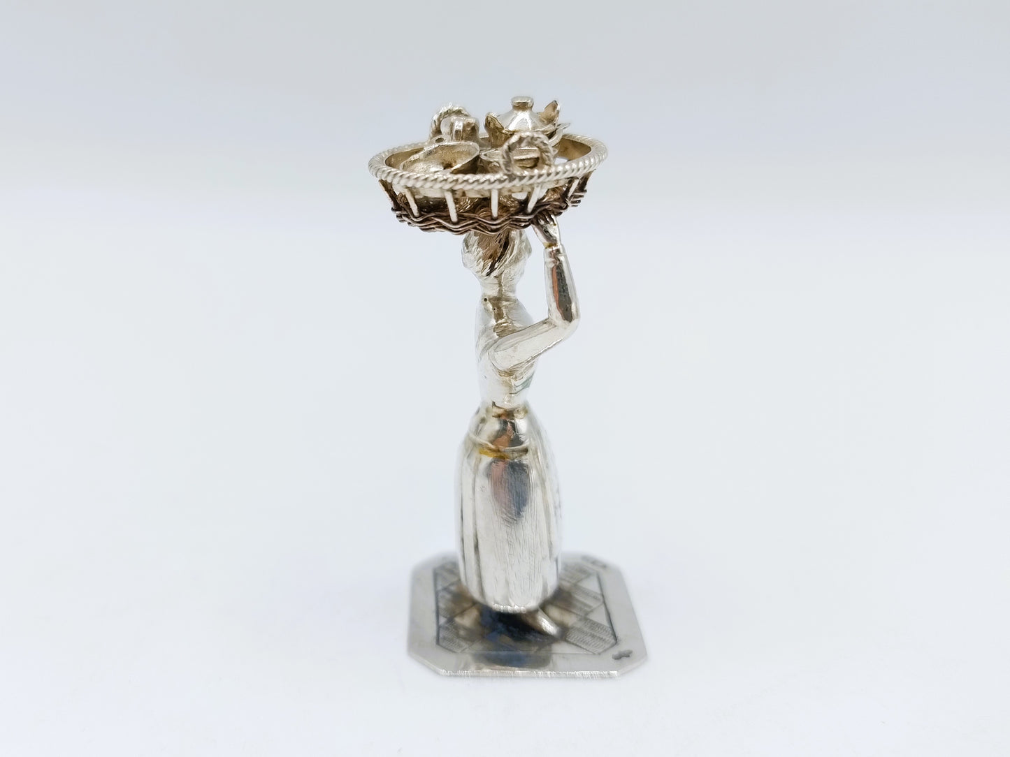 Zilveren miniatuur vrouw met mand, J. Held, Amsterdam, ca. 1870