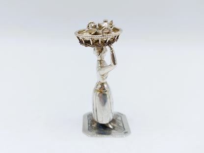 Zilveren miniatuur vrouw met mand, J. Held, Amsterdam, ca. 1870