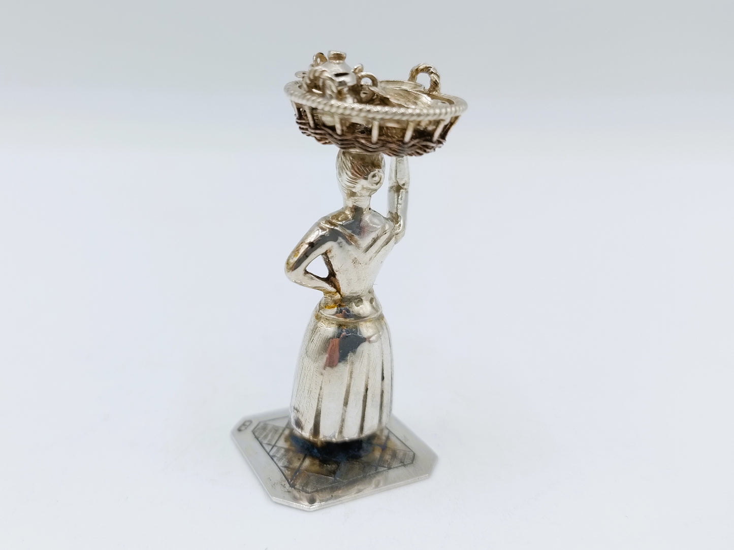 Zilveren miniatuur vrouw met mand, J. Held, Amsterdam, ca. 1870