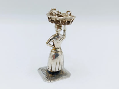 Zilveren miniatuur vrouw met mand, J. Held, Amsterdam, ca. 1870