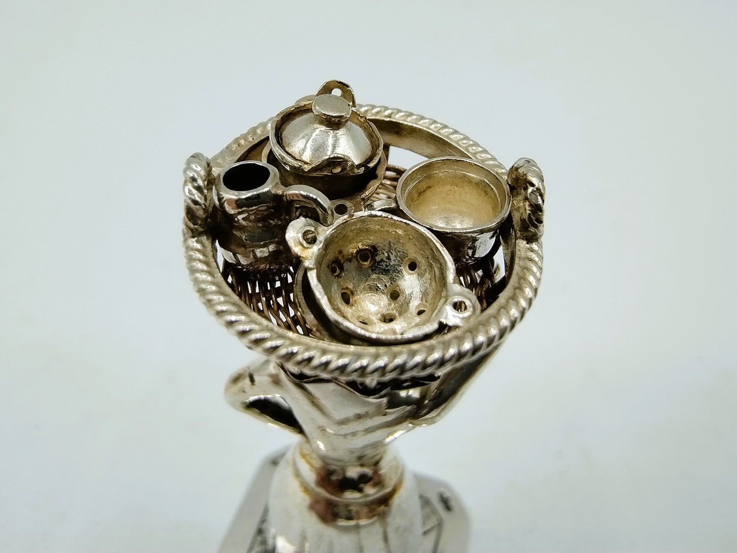 Zilveren miniatuur vrouw met mand, J. Held, Amsterdam, ca. 1870