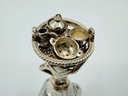 Zilveren miniatuur vrouw met mand, J. Held, Amsterdam, ca. 1870