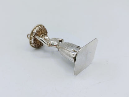 Zilveren miniatuur vrouw met mand, J. Held, Amsterdam, ca. 1870